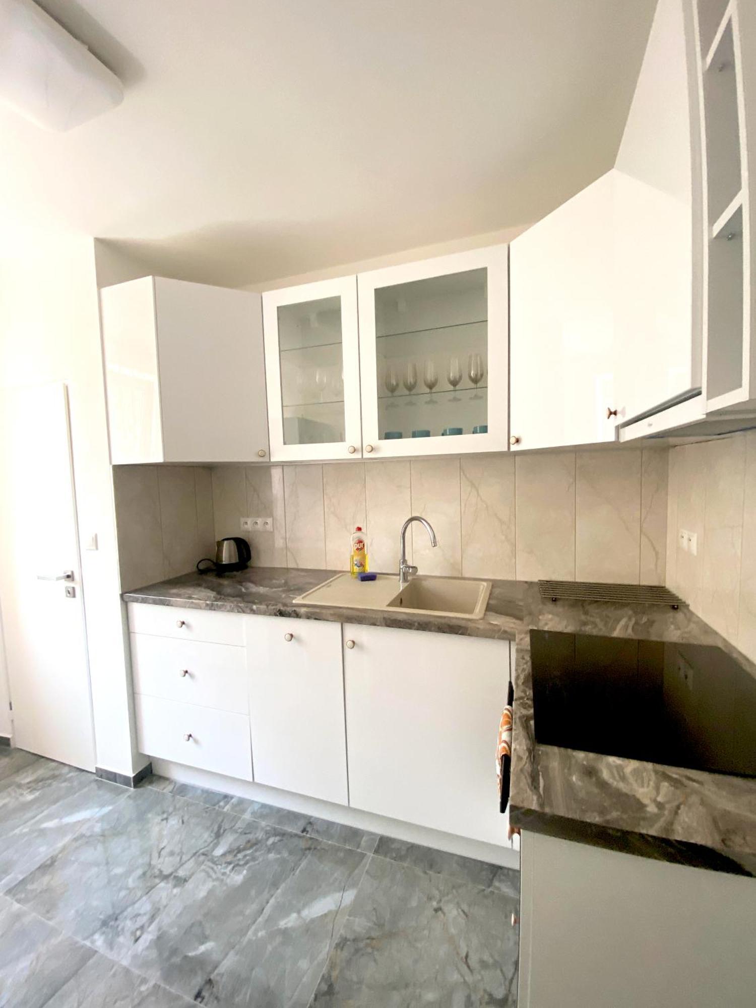 New Colorful Apartment With Big Balcony Bratislava Bagian luar foto
