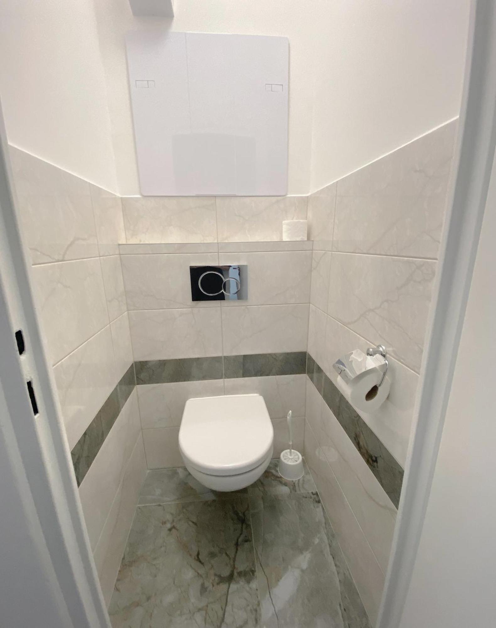 New Colorful Apartment With Big Balcony Bratislava Bagian luar foto