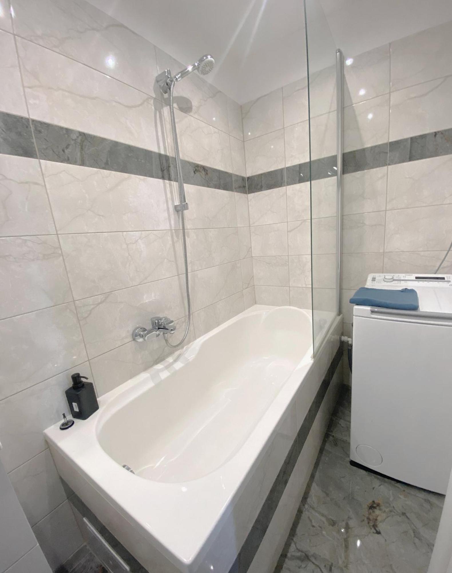 New Colorful Apartment With Big Balcony Bratislava Bagian luar foto